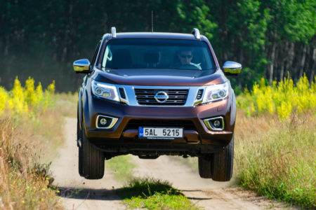 Người dùng đánh giá Nissan Navara  Từ quyết định ngược dòng số đông tới  100000km đồng hành